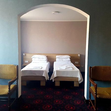Institutul Muncii Hotel Chişinǎu Buitenkant foto