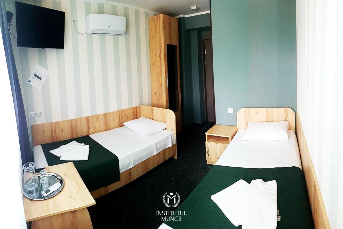 Institutul Muncii Hotel Chişinǎu Buitenkant foto